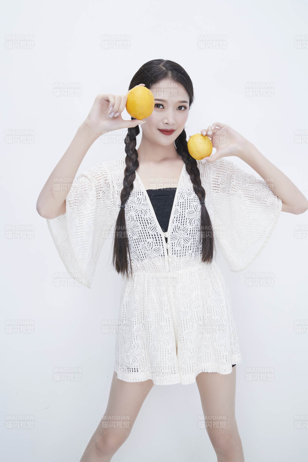 手拿柠檬身穿镂空连衣裙的亚洲可爱少女人像图片