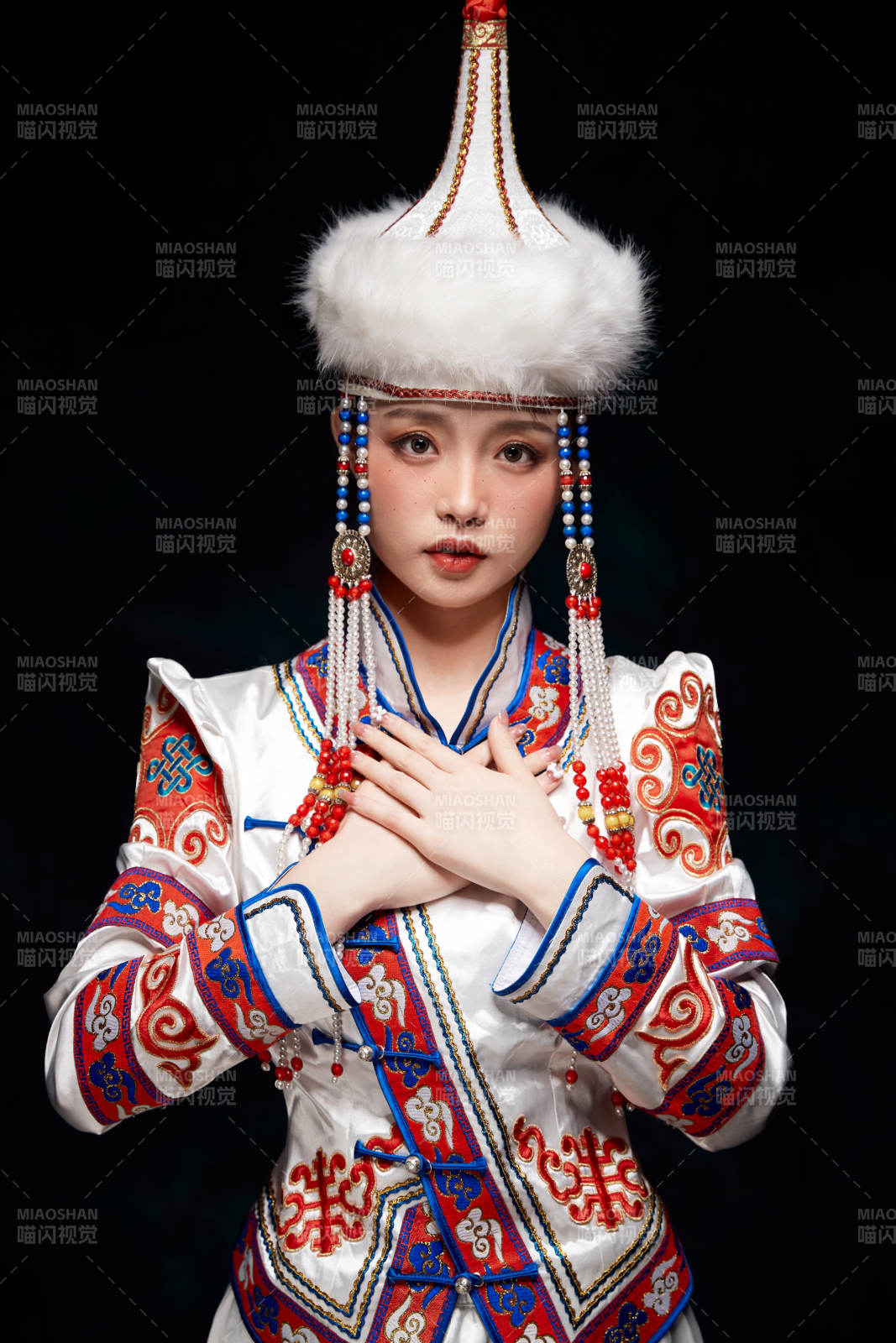 穿着蒙古族服饰的亚洲青年女性图片