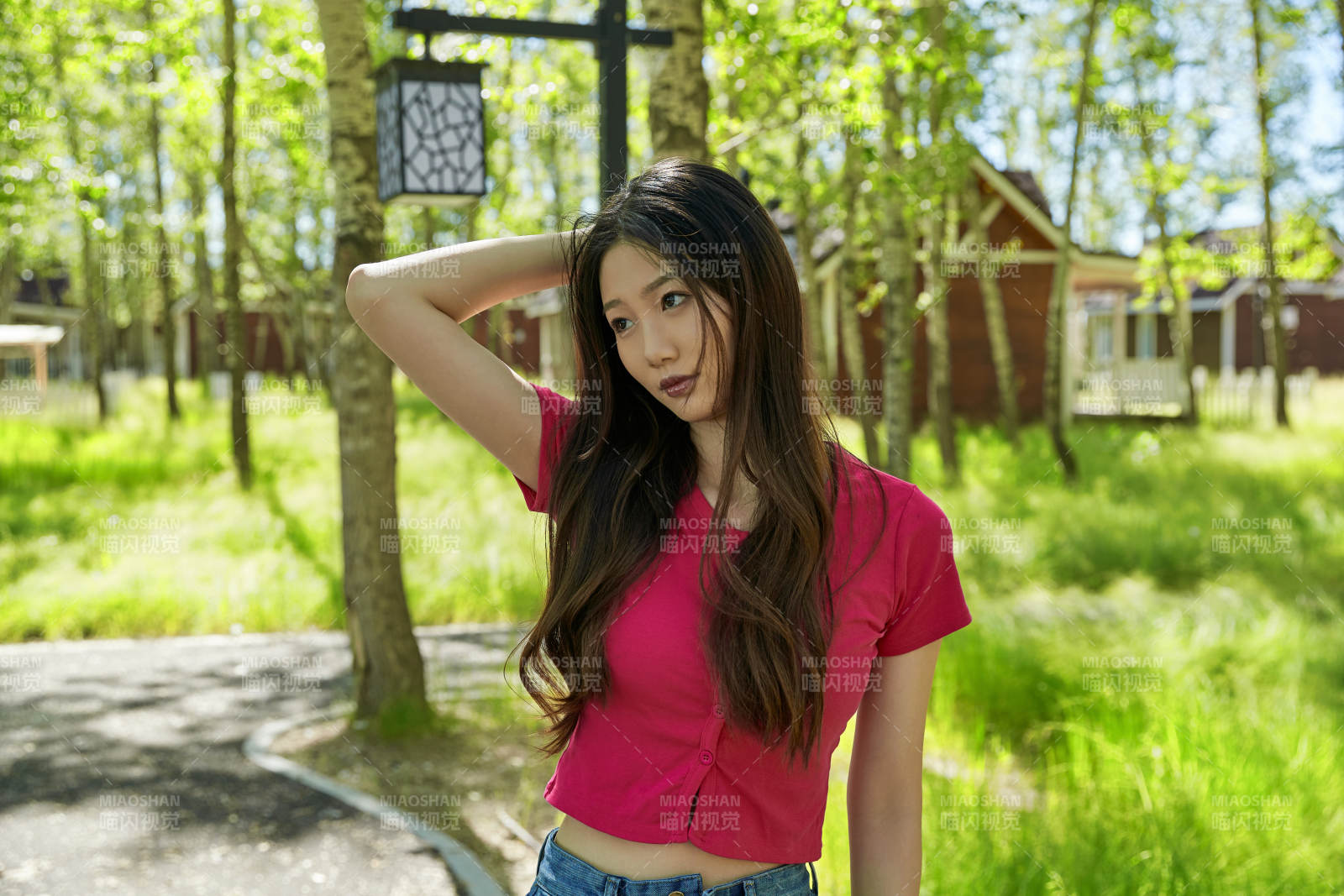 站在绿草如茵的木屋别墅群外的东方美女图片