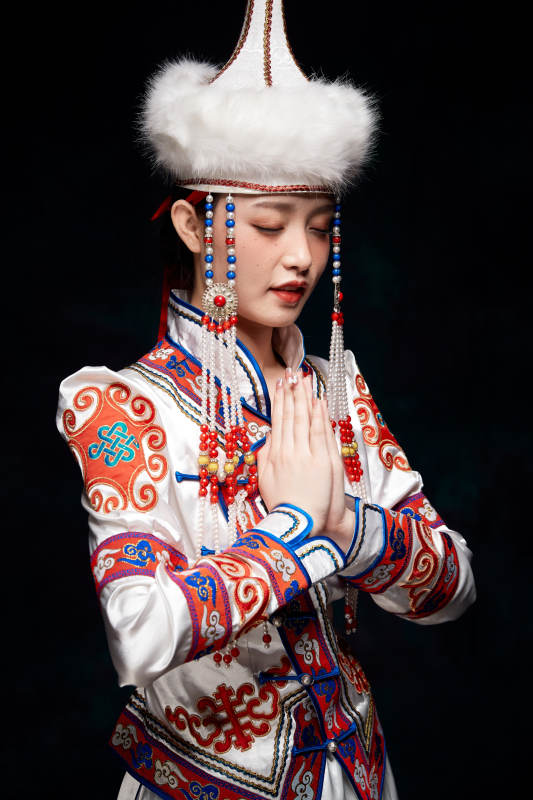 穿着蒙古族服饰的亚洲青年女性图片