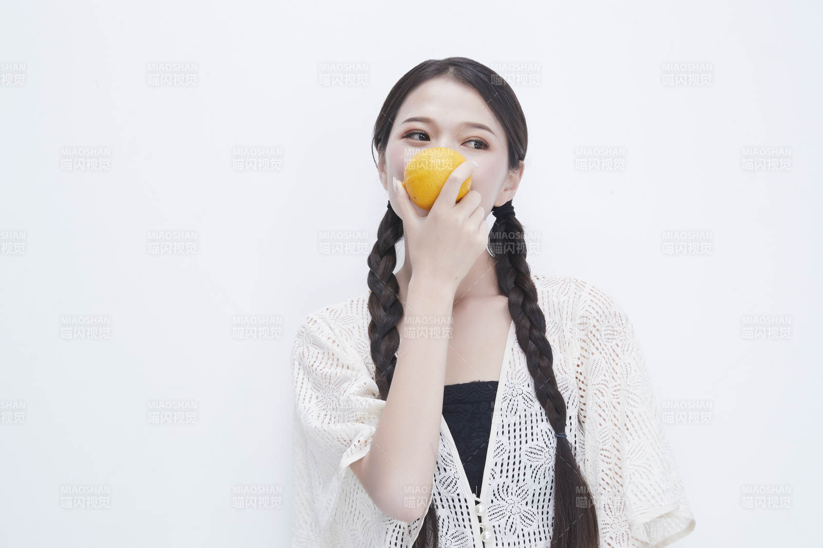 手拿柠檬身穿镂空连衣裙的亚洲可爱少女人像图片