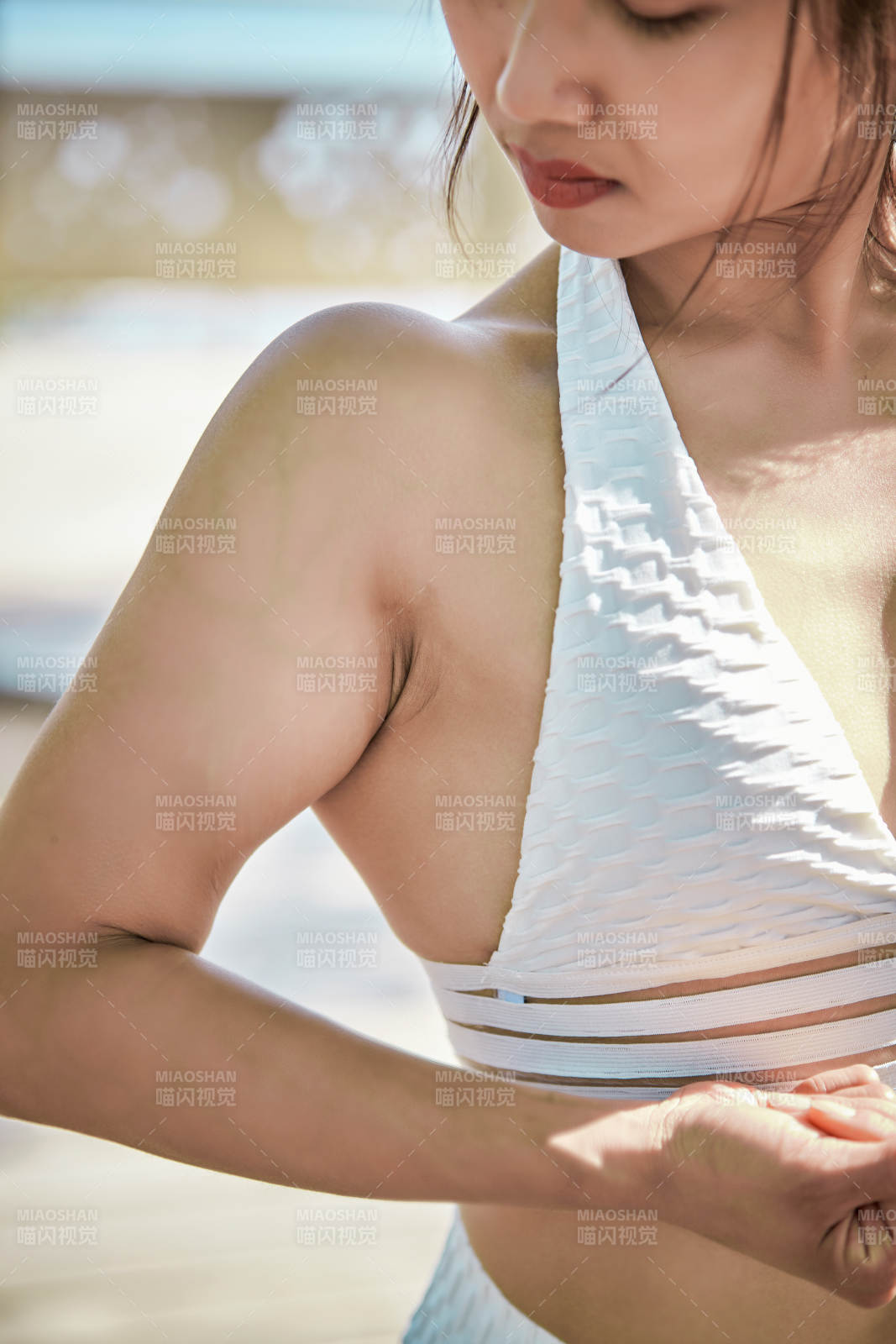 湖畔公园做瑜伽动作的亚洲年轻女性图片