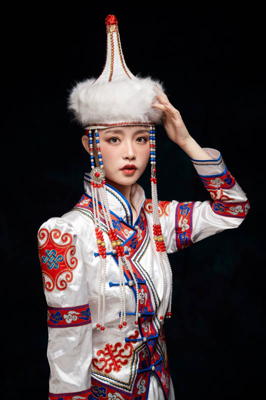 穿着蒙古族服饰的亚洲青年女性图片