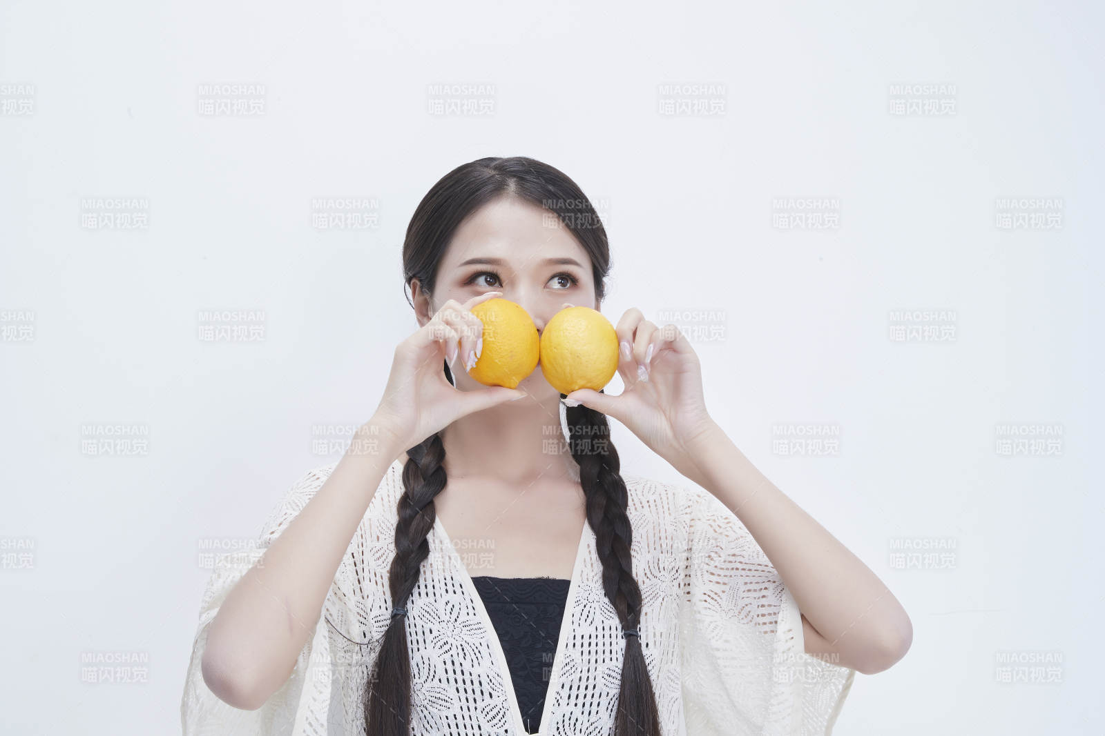 手拿柠檬身穿镂空连衣裙的亚洲可爱少女人像图片