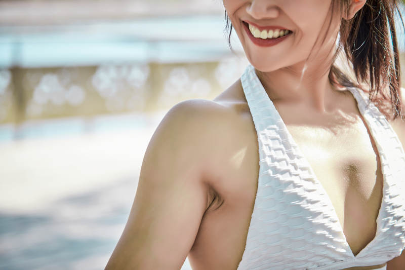 湖畔公园做瑜伽动作的亚洲年轻女性图片