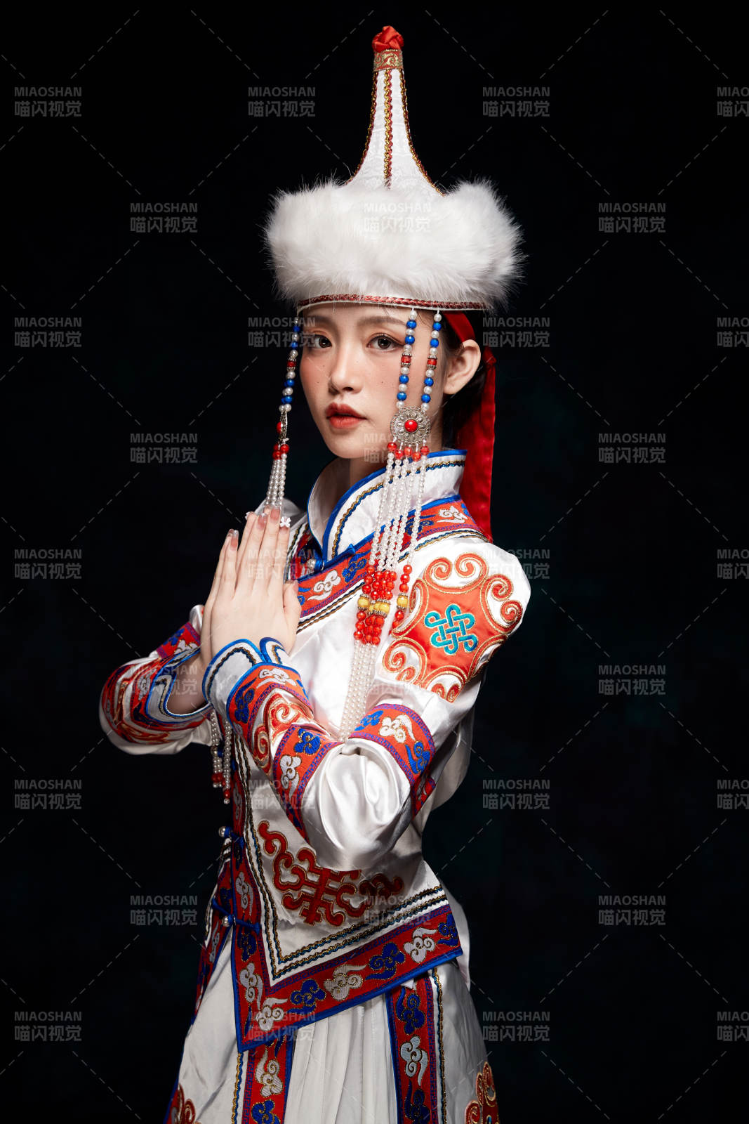 穿着蒙古族服饰的亚洲青年女性图片