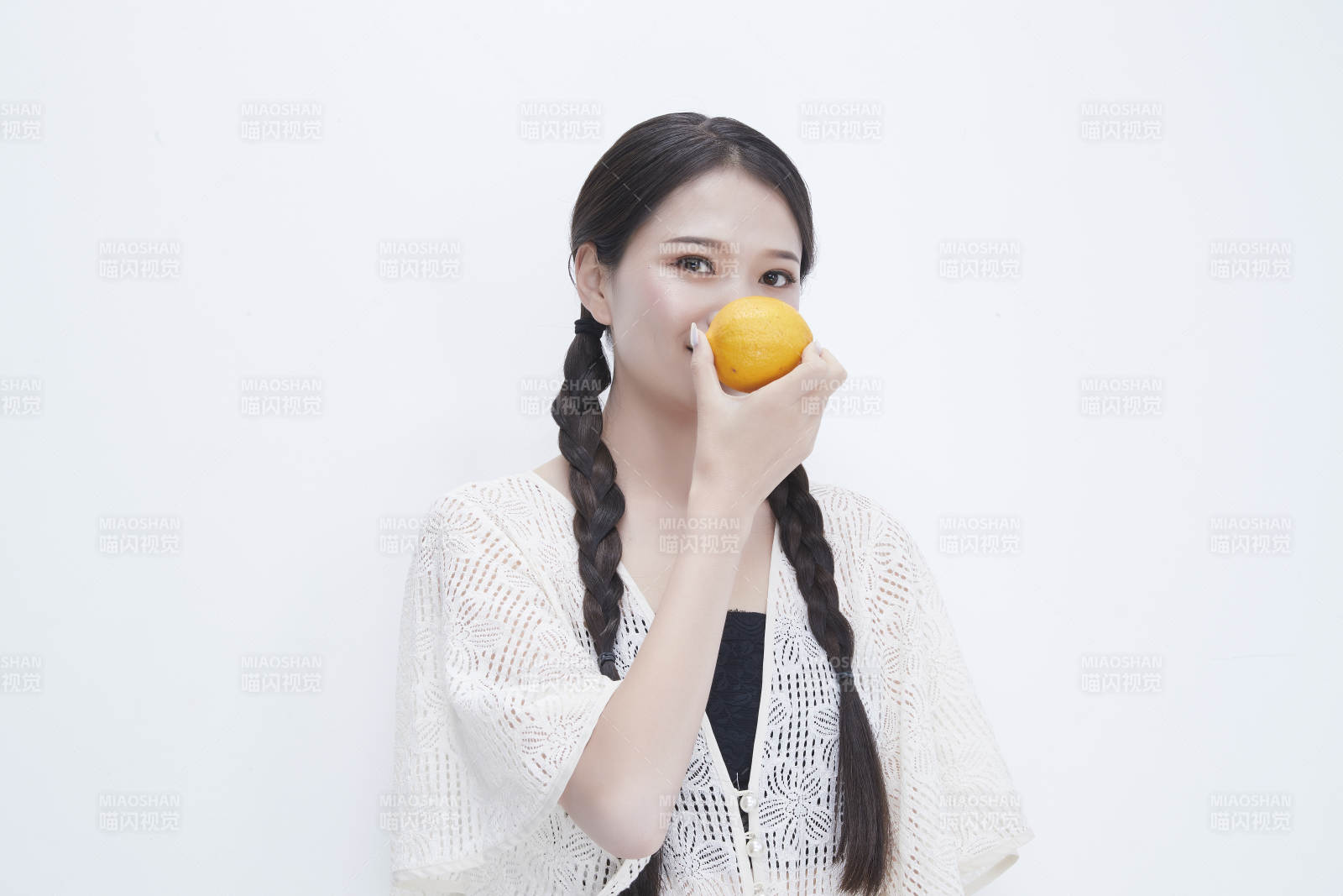 手拿柠檬身穿镂空连衣裙的亚洲可爱少女人像图片