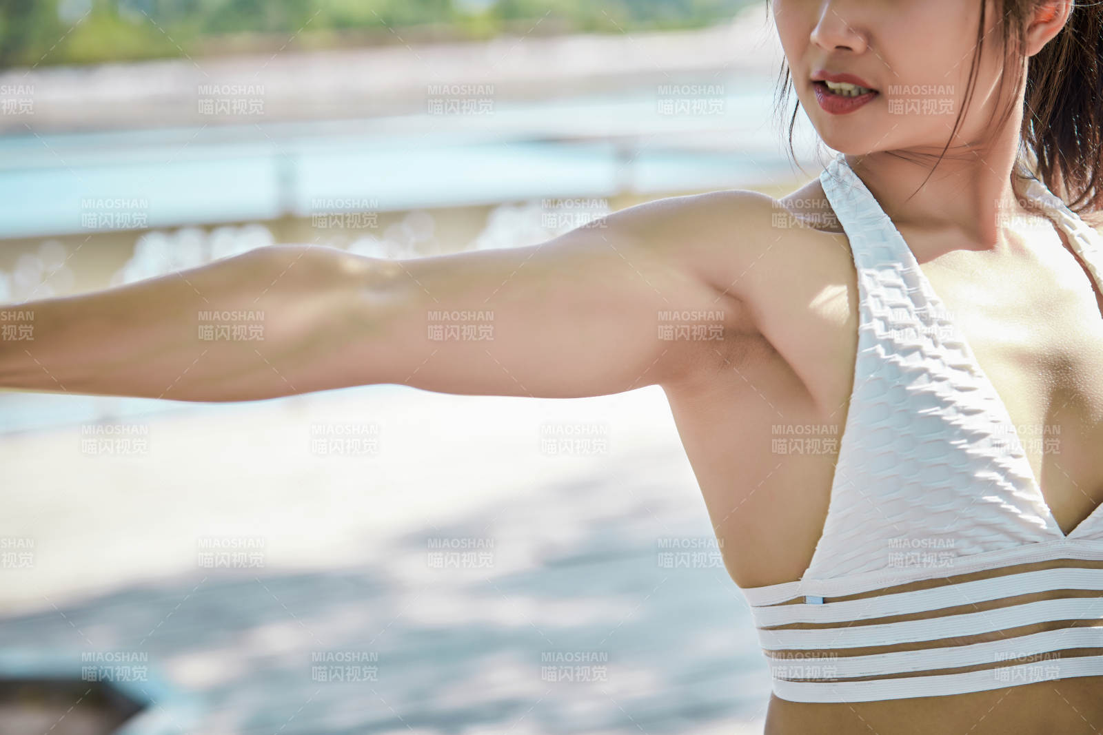 湖畔公园做瑜伽动作的亚洲年轻女性图片