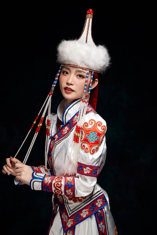 穿着蒙古族服饰的亚洲青年女性图片