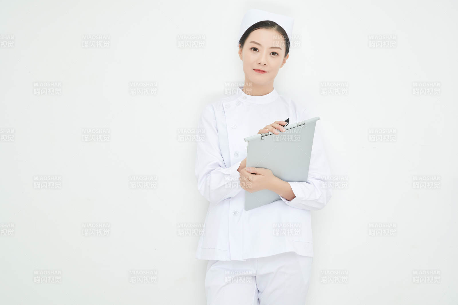 白背景里穿护士服手持病历夹的美女护士图片