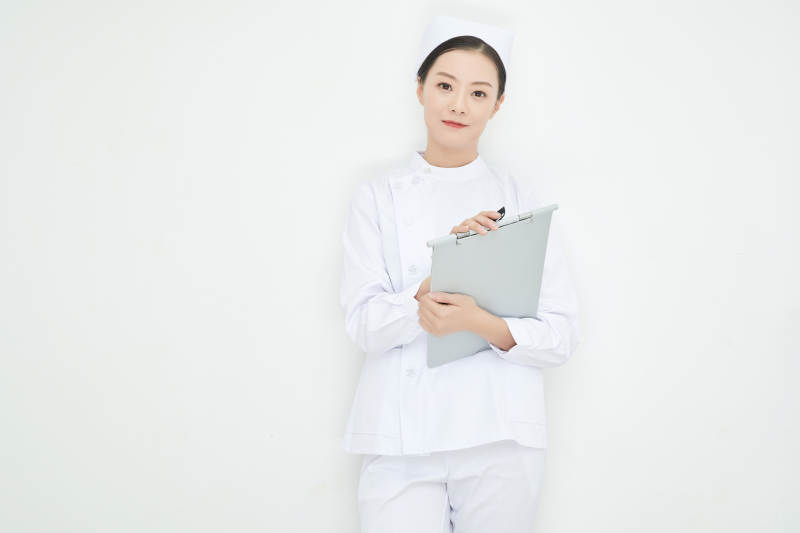 白背景里穿护士服手持病历夹的美女护士图片