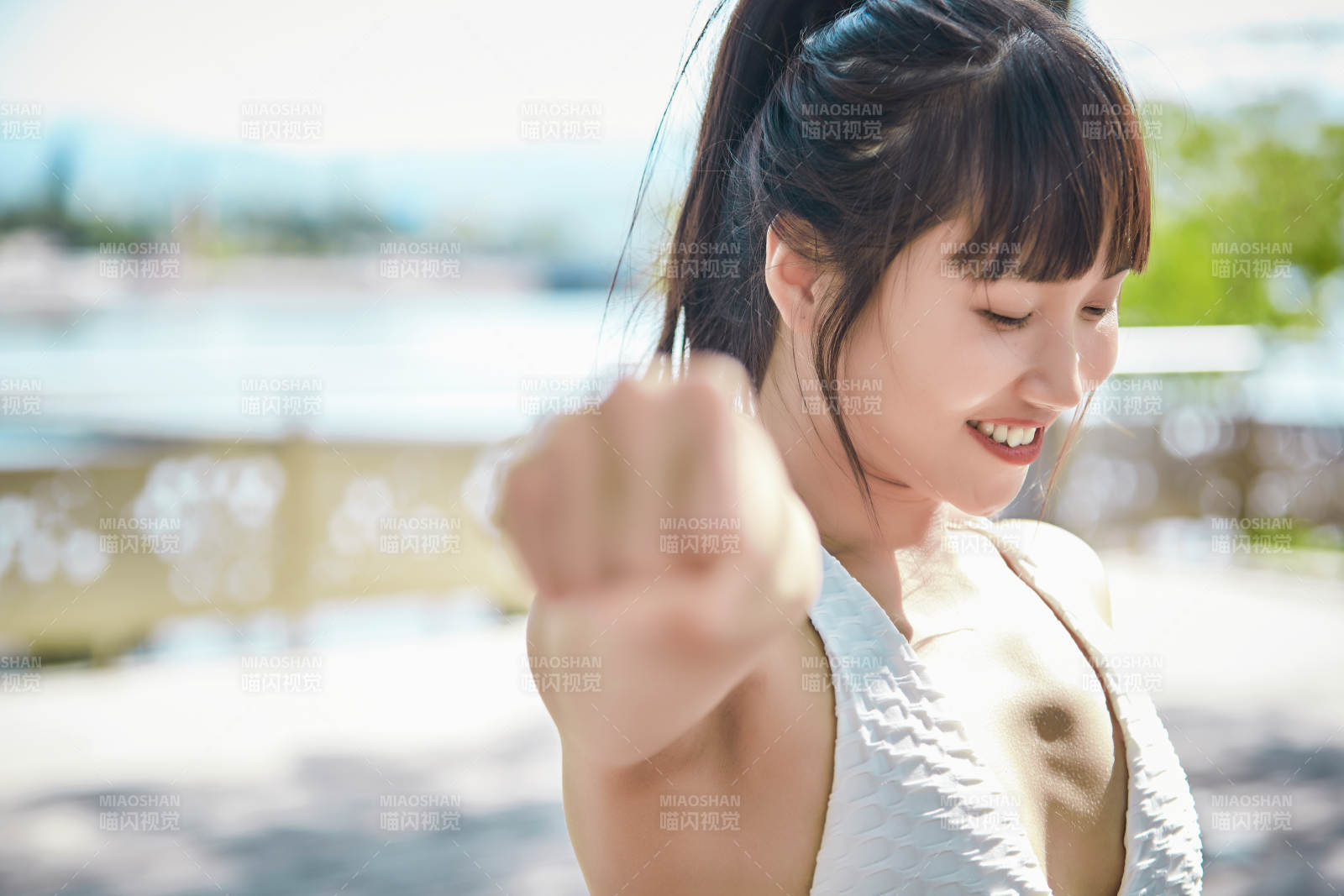 湖畔公园做瑜伽动作的亚洲年轻女性图片