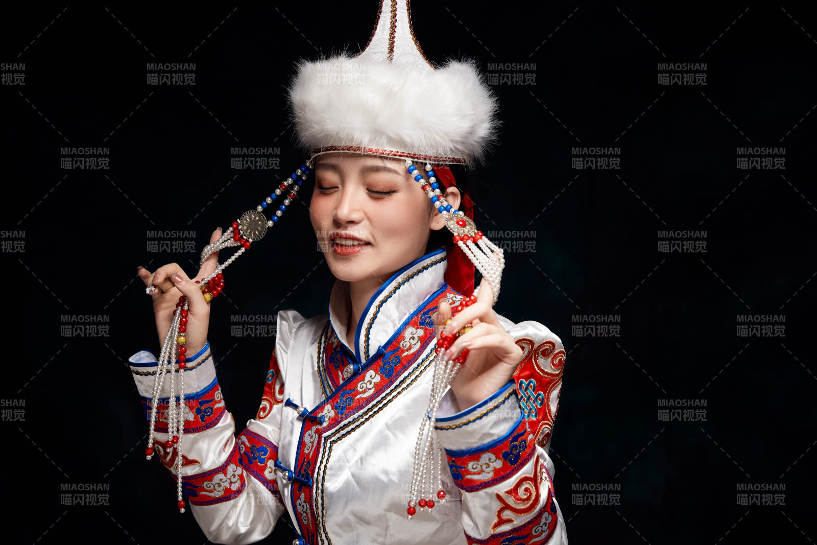 穿着蒙古族服饰的亚洲青年女性图片