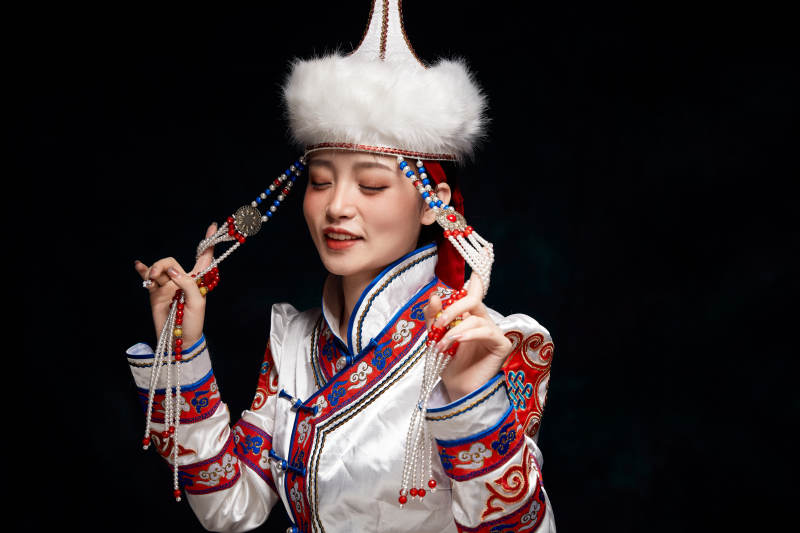 穿着蒙古族服饰的亚洲青年女性图片