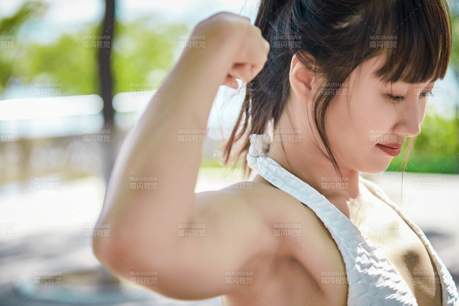 湖畔公园做瑜伽动作的亚洲年轻女性图片