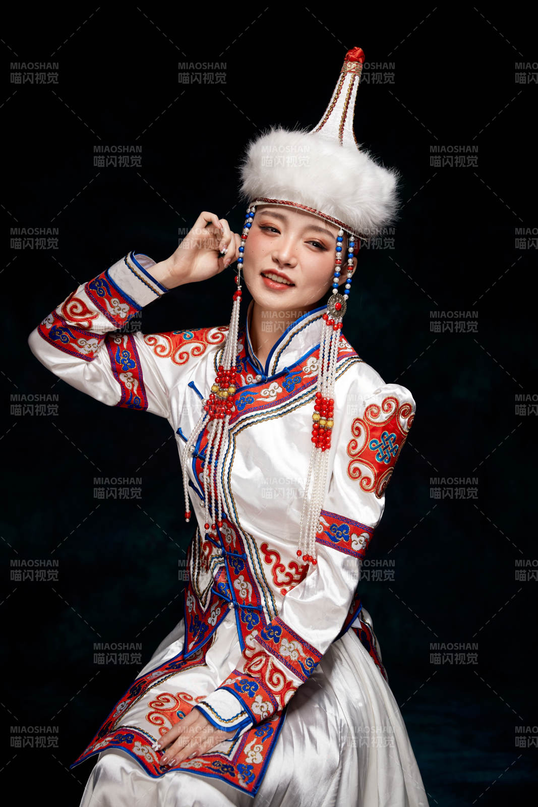 穿着蒙古族服饰的亚洲青年女性图片