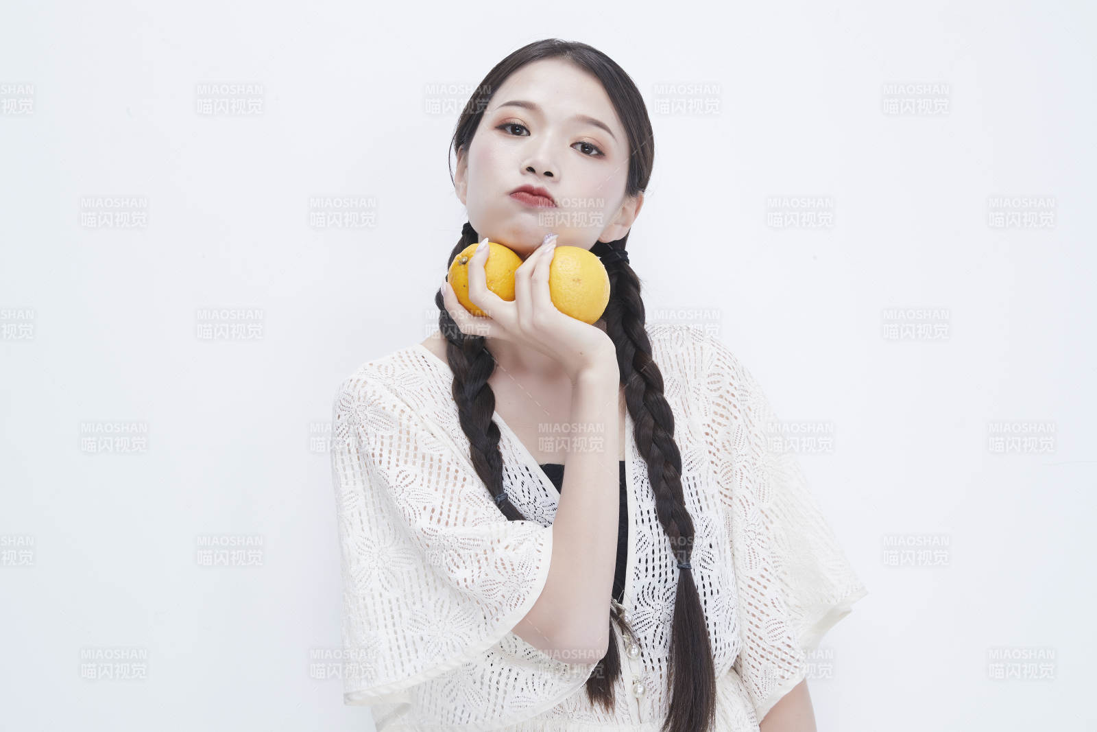 手拿柠檬身穿镂空连衣裙的亚洲可爱少女人像图片