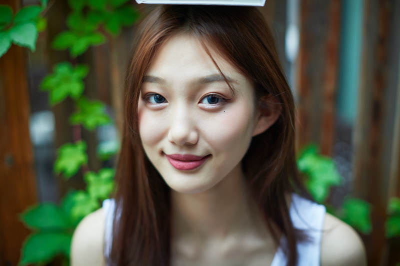 院子里坐在长椅上阅读书籍的亚洲长发少女图片