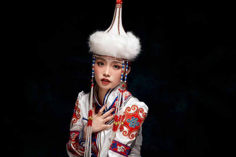 穿着蒙古族服饰的亚洲青年女性图片