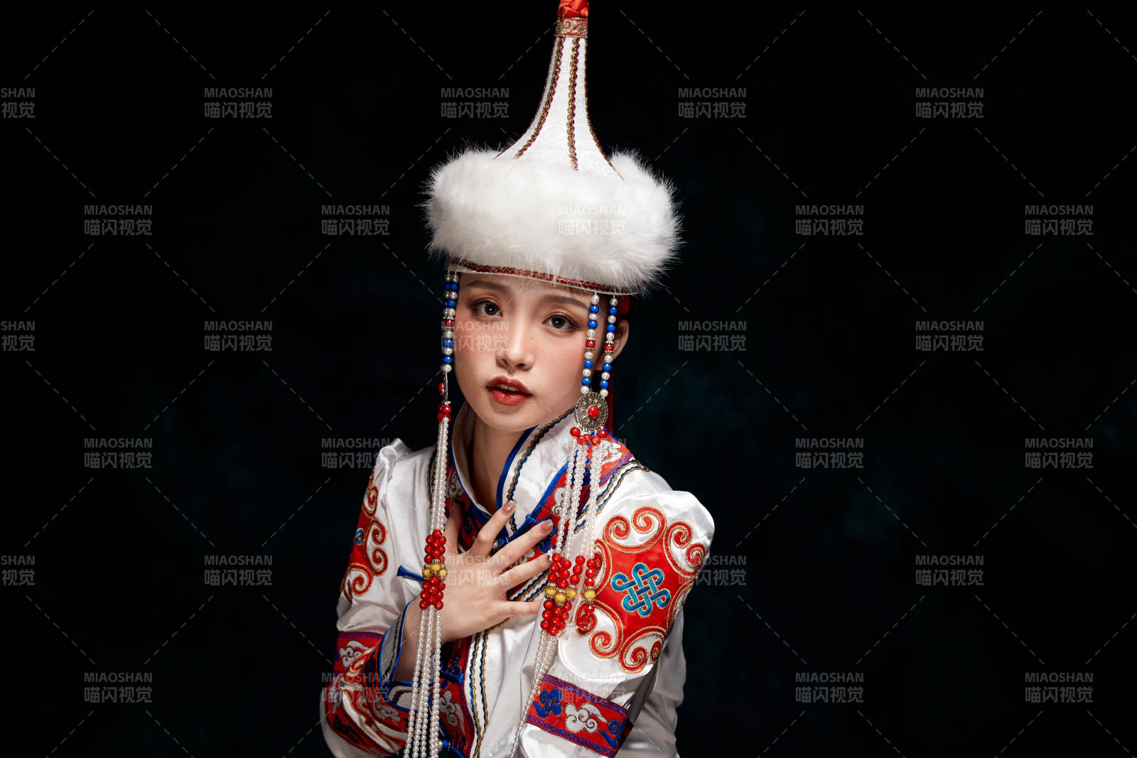 穿着蒙古族服饰的亚洲青年女性图片