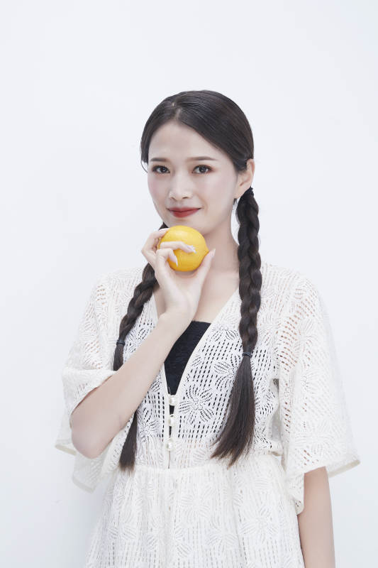 手拿柠檬身穿镂空连衣裙的亚洲可爱少女人像图片