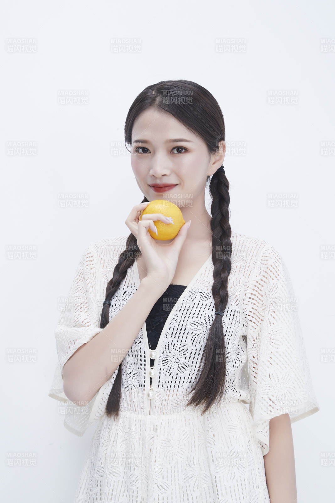 手拿柠檬身穿镂空连衣裙的亚洲可爱少女人像图片