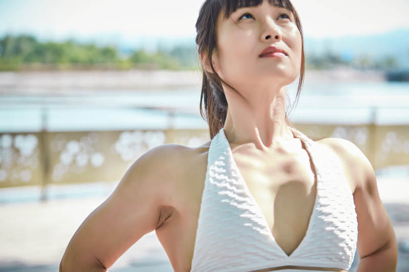 湖畔公园做瑜伽动作的亚洲年轻女性图片