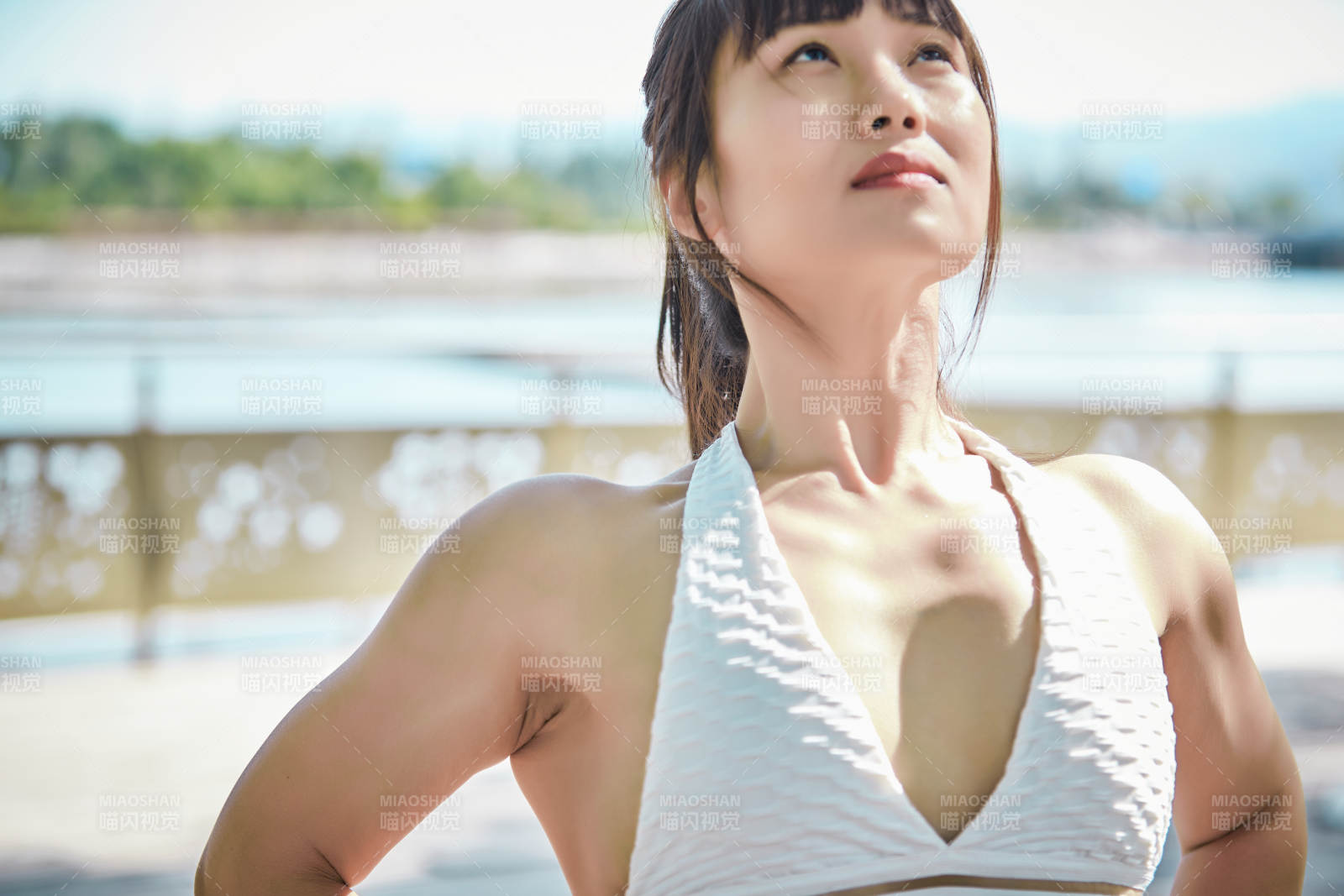 湖畔公园做瑜伽动作的亚洲年轻女性图片