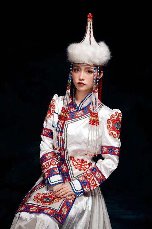 穿着蒙古族服饰的亚洲青年女性图片