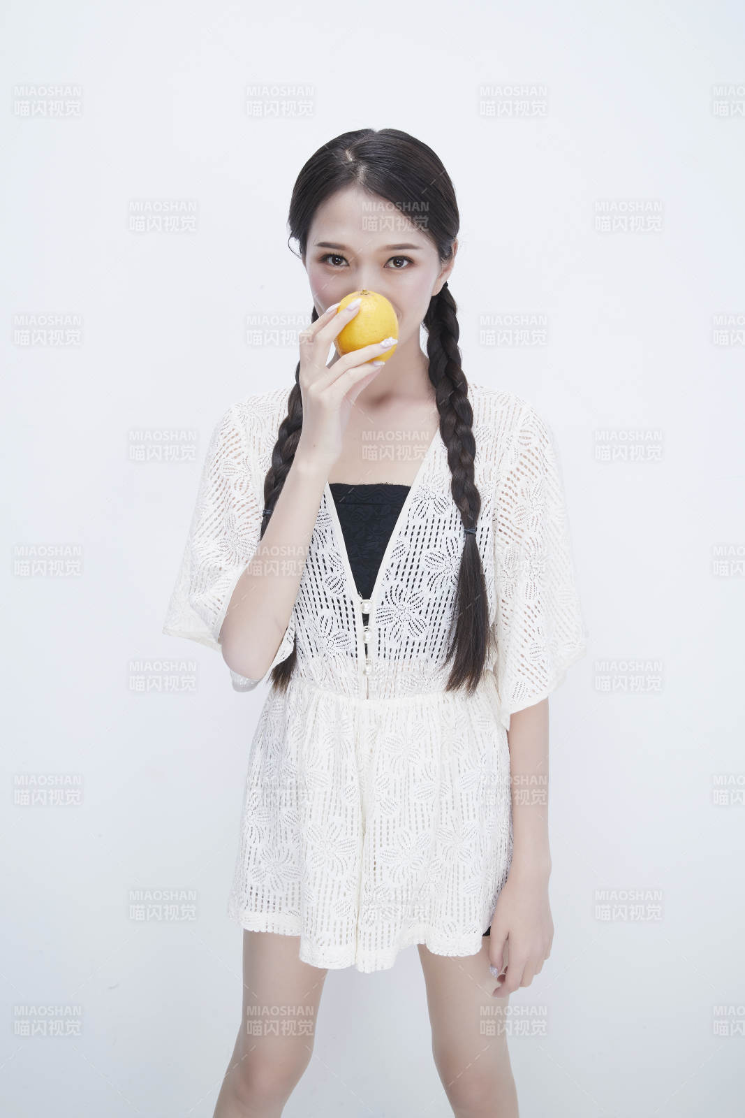 手拿柠檬身穿镂空连衣裙的亚洲可爱少女人像图片