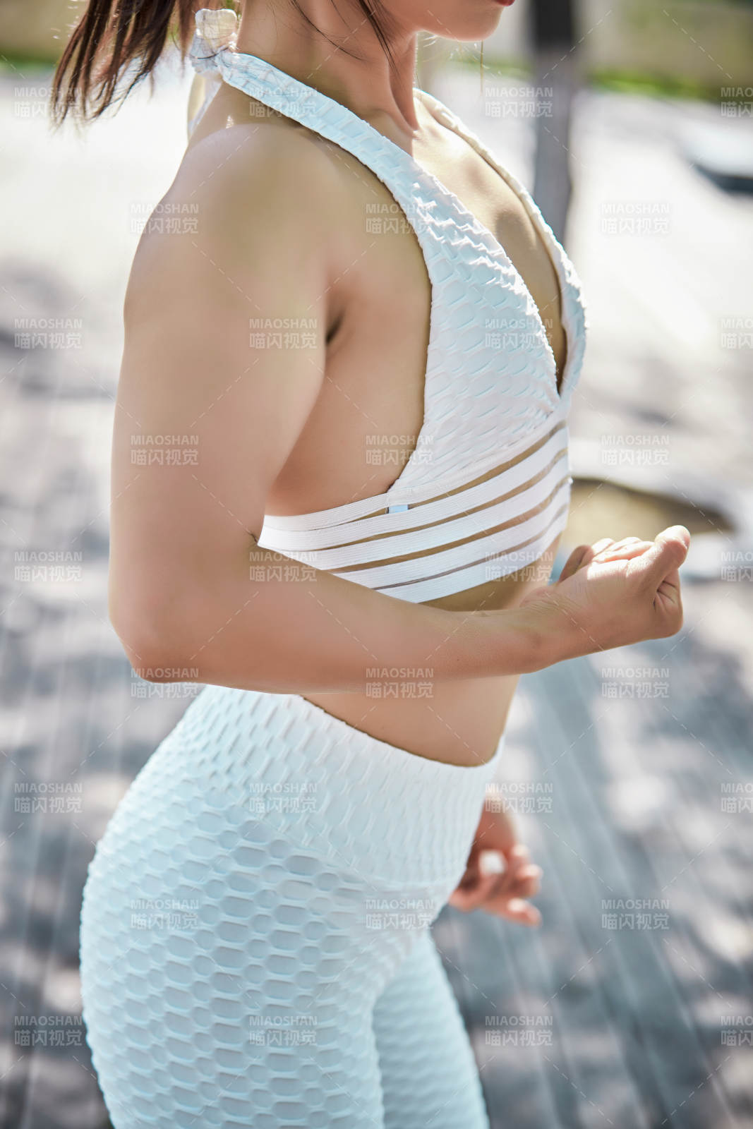 湖畔公园做瑜伽动作的亚洲年轻女性图片