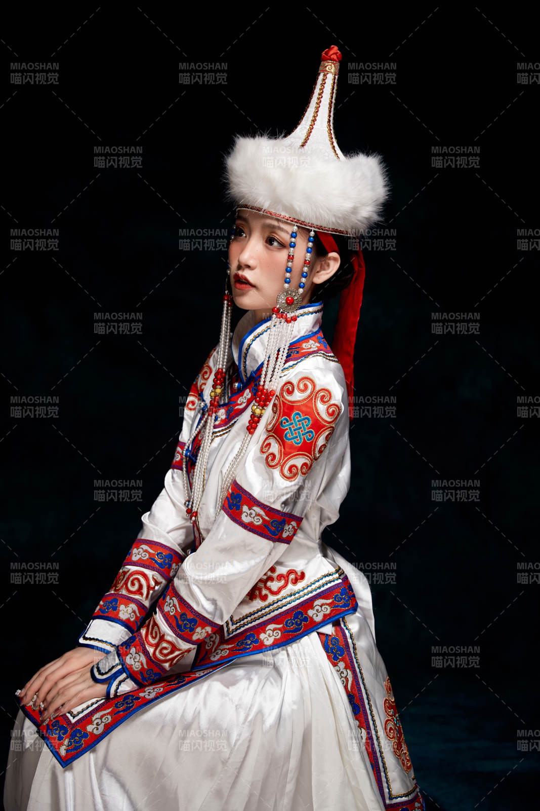 穿着蒙古族服饰的亚洲青年女性图片