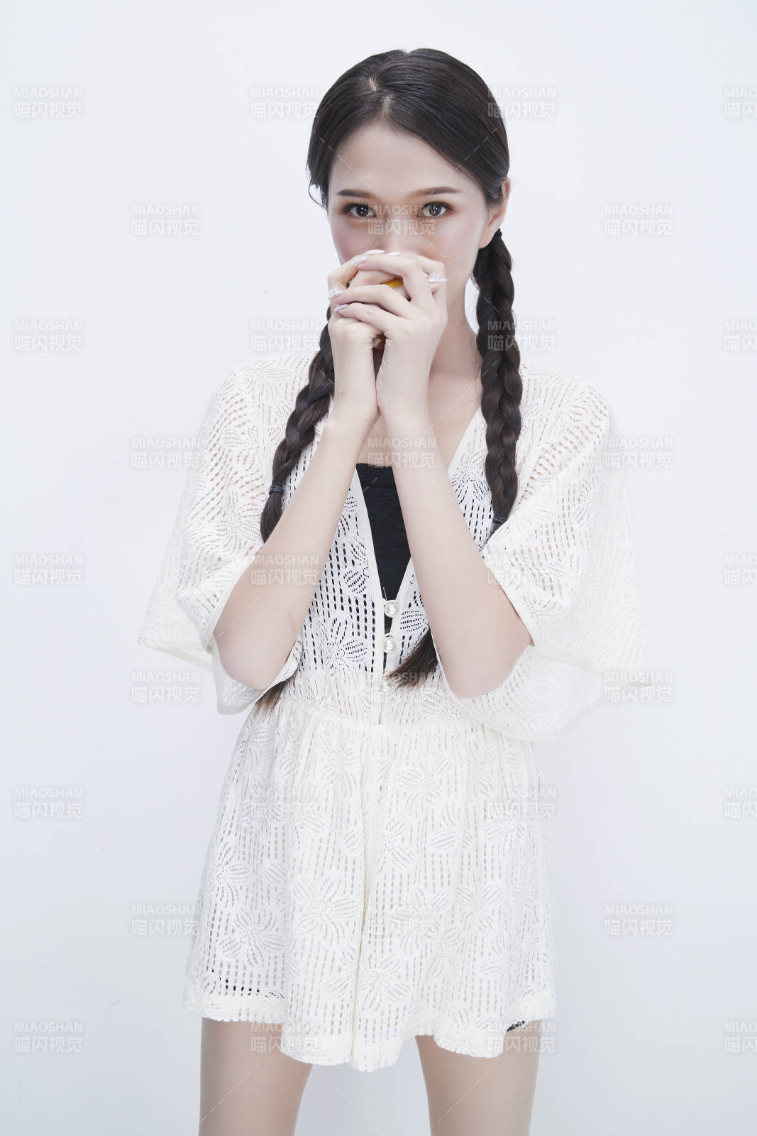 手拿柠檬身穿镂空连衣裙的亚洲可爱少女人像图片