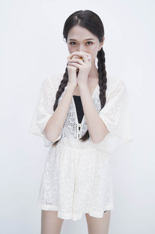 手拿柠檬身穿镂空连衣裙的亚洲可爱少女人像图片