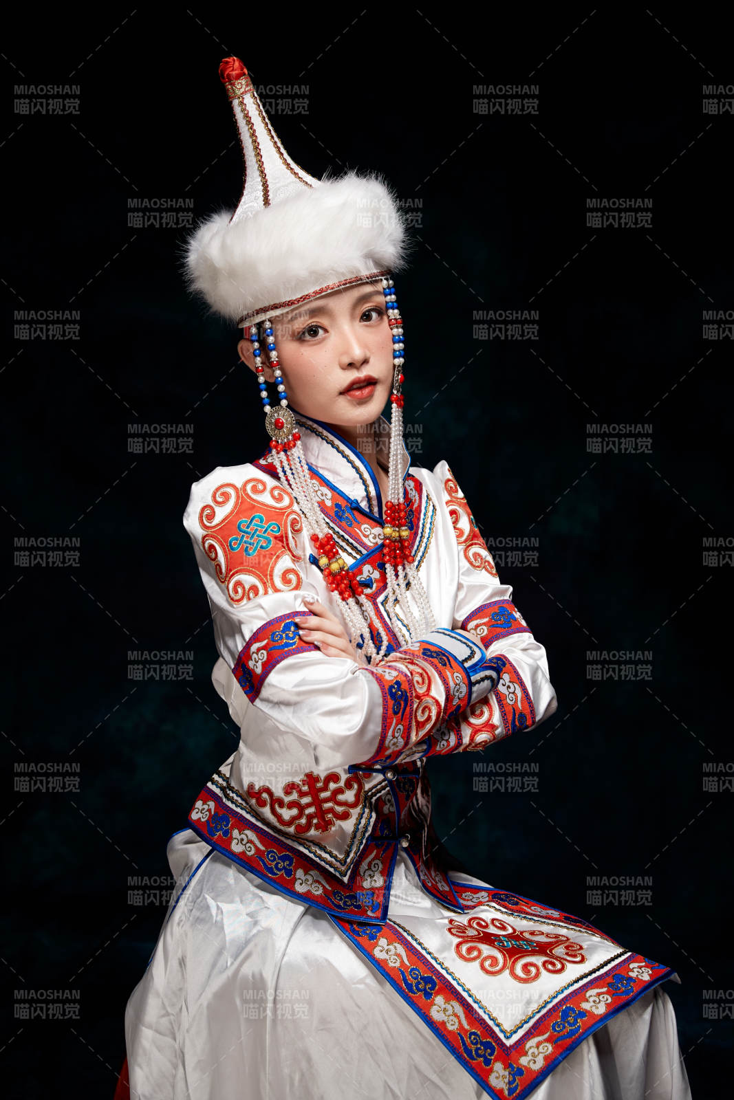 穿着蒙古族服饰的亚洲青年女性图片