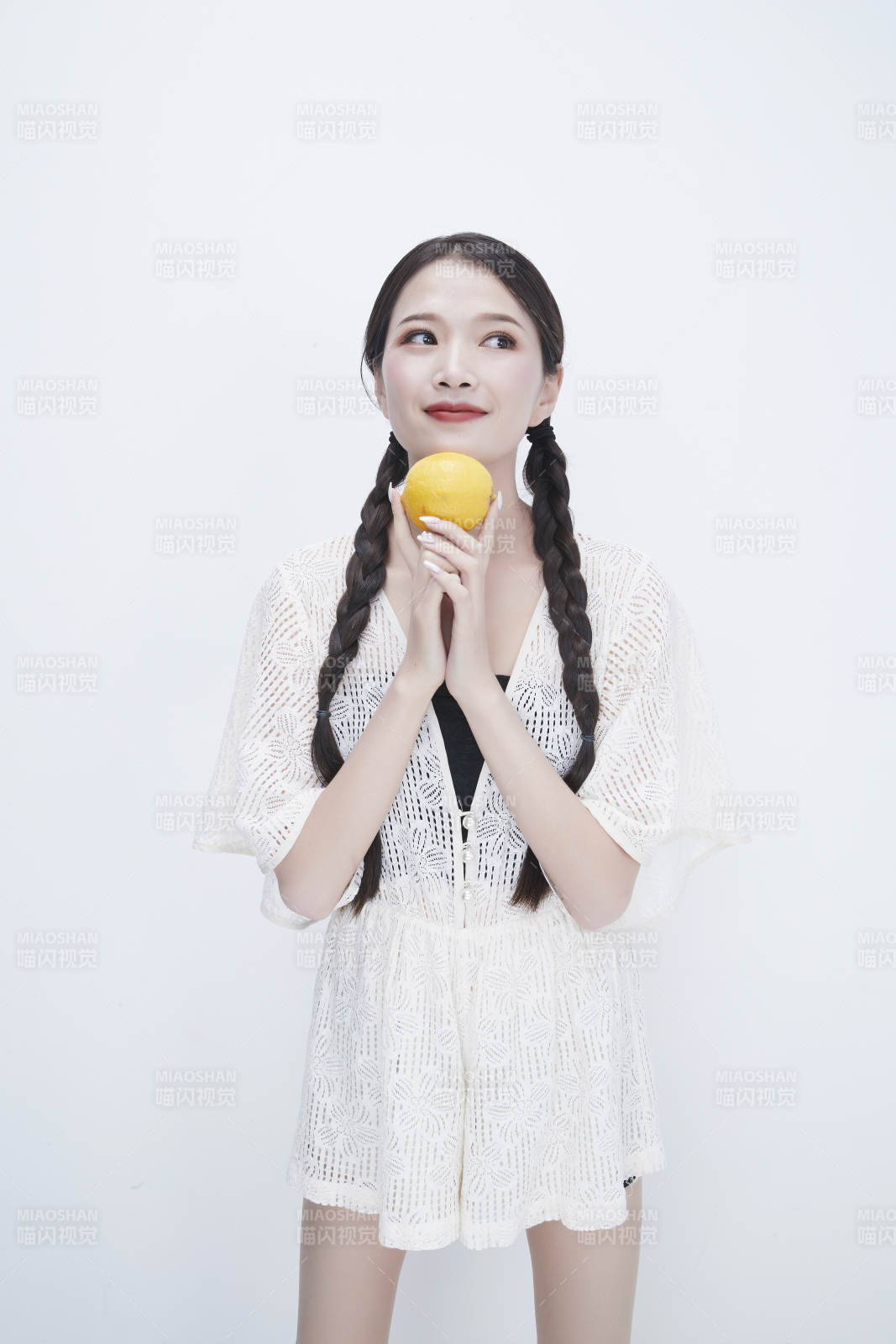 手拿柠檬身穿镂空连衣裙的亚洲可爱少女人像图片