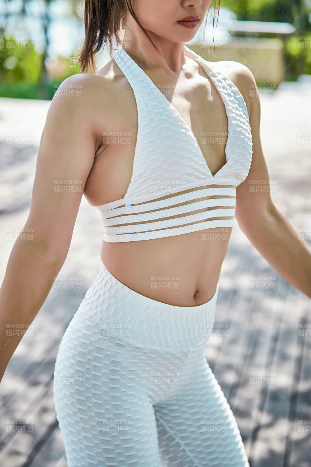 湖畔公园做瑜伽动作的亚洲年轻女性图片