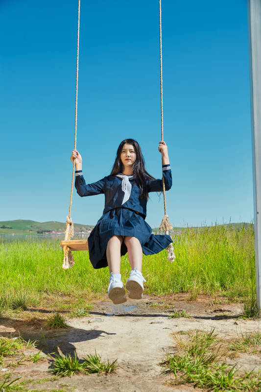 草原湖畔打卡点游玩拍照的亚洲少女图片