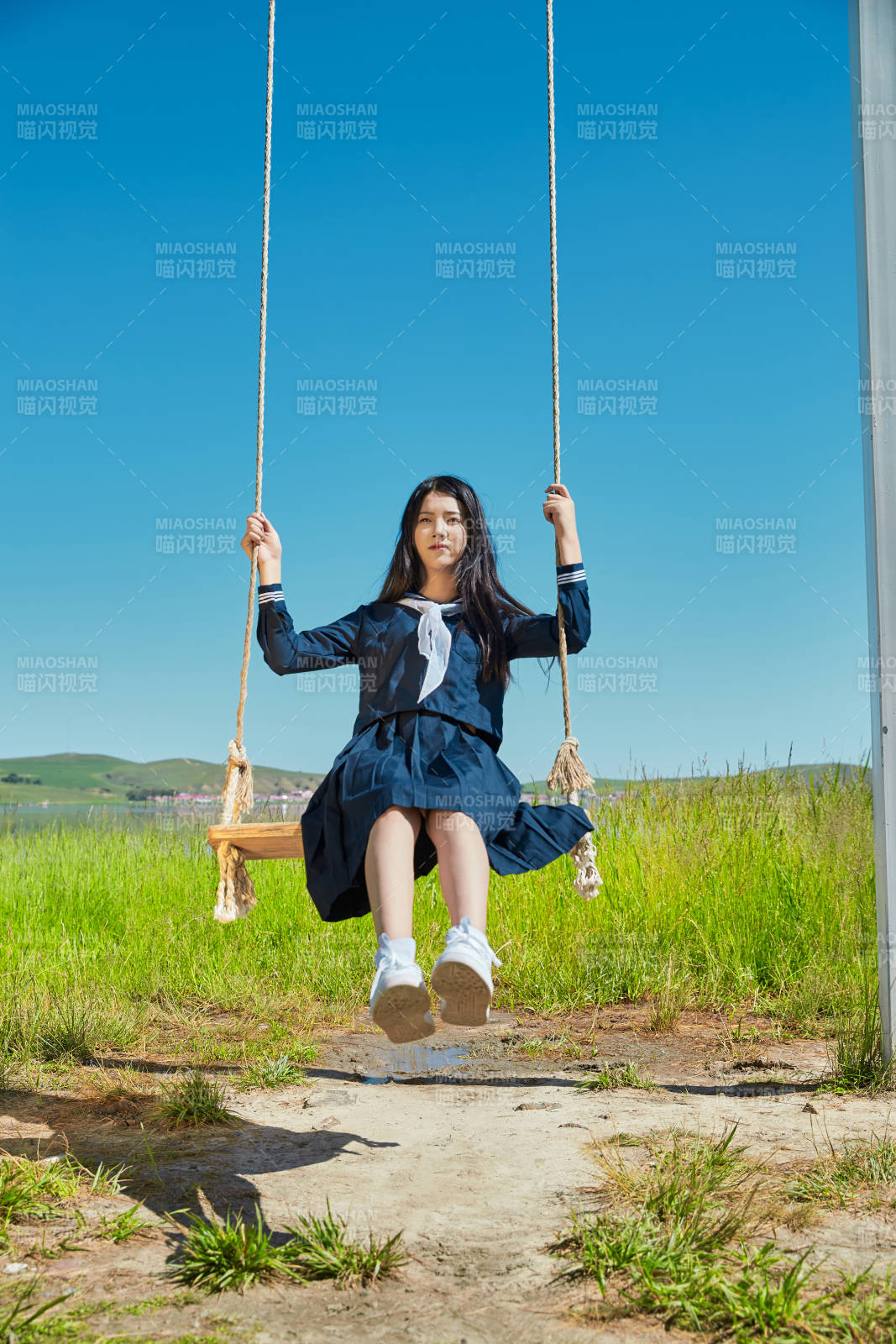 草原湖畔打卡点游玩拍照的亚洲少女图片