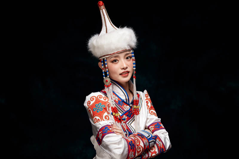 穿着蒙古族服饰的亚洲青年女性图片