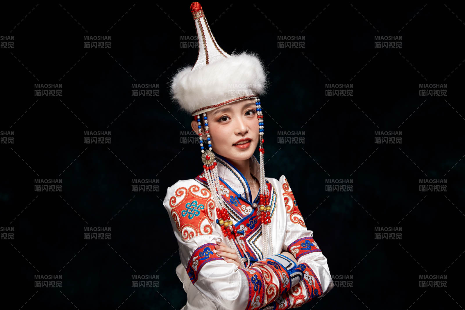 穿着蒙古族服饰的亚洲青年女性图片