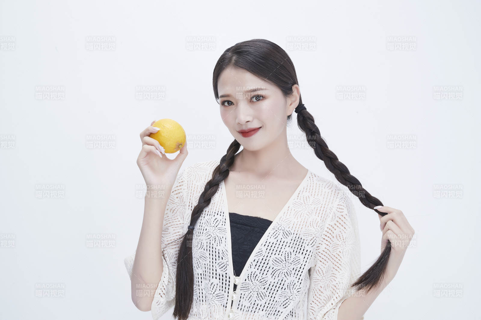 手拿柠檬身穿镂空连衣裙的亚洲可爱少女人像图片