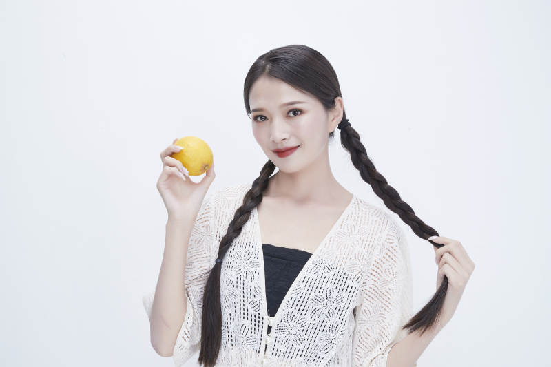 手拿柠檬身穿镂空连衣裙的亚洲可爱少女人像图片