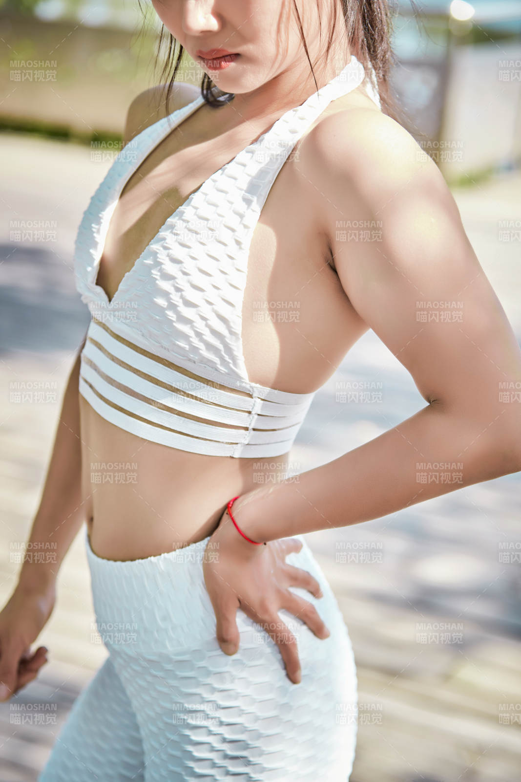 湖畔公园做瑜伽动作的亚洲年轻女性图片