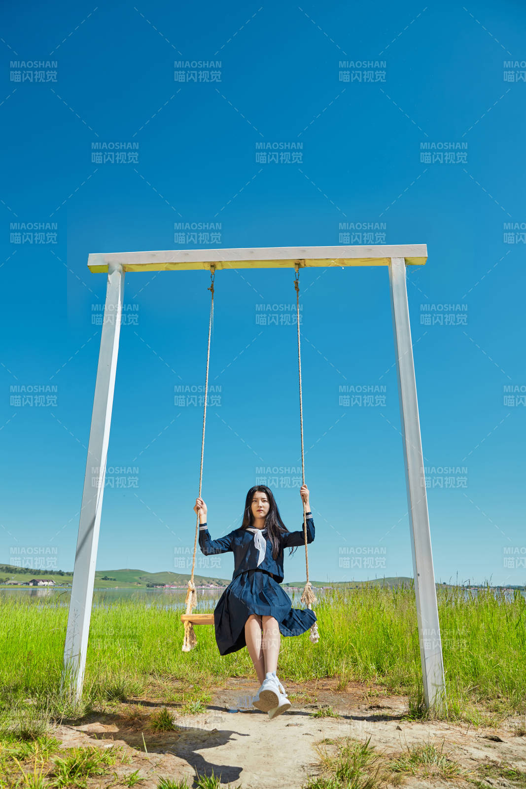 草原湖畔打卡点游玩拍照的亚洲少女图片