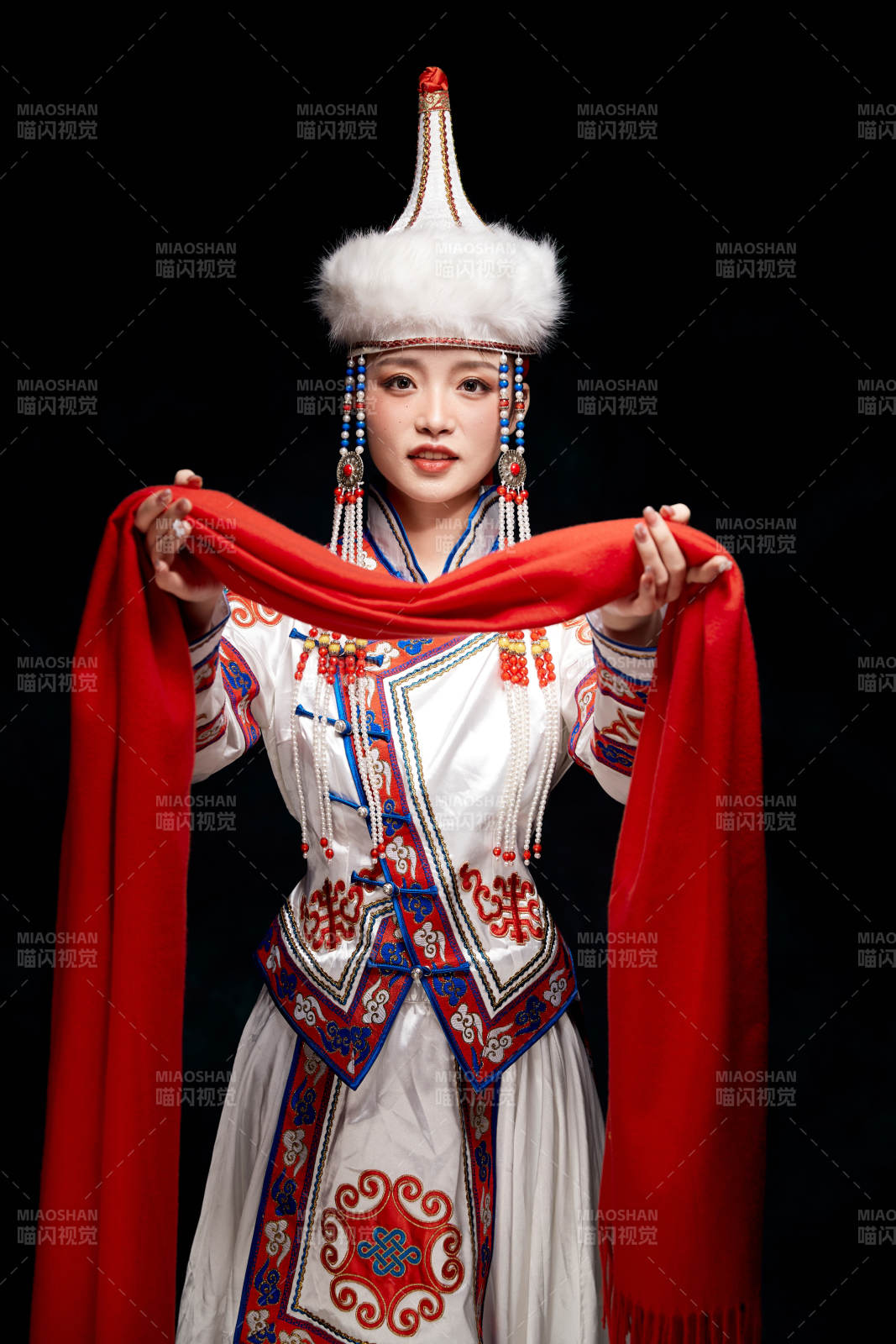 穿着蒙古族服饰的亚洲青年女性图片