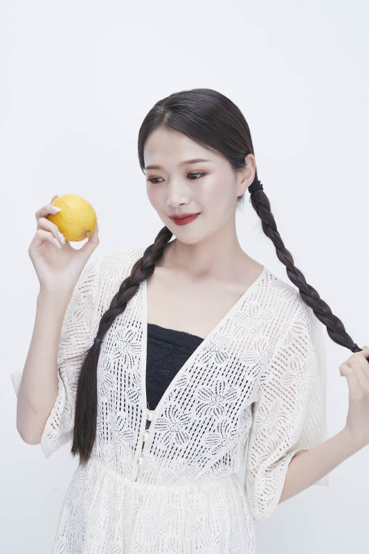 手拿柠檬身穿镂空连衣裙的亚洲可爱少女人像图片