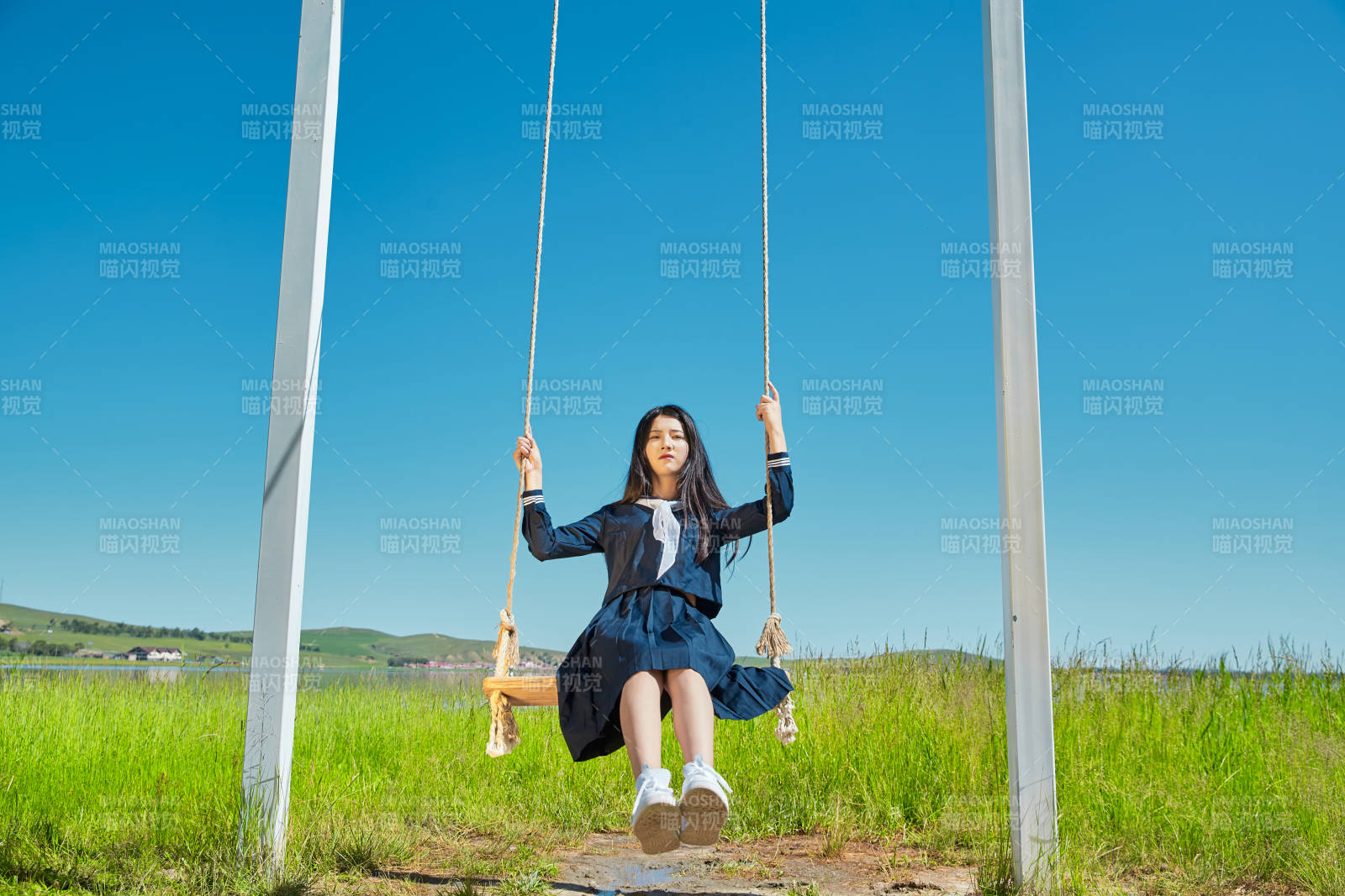 草原湖畔打卡点游玩拍照的亚洲少女图片