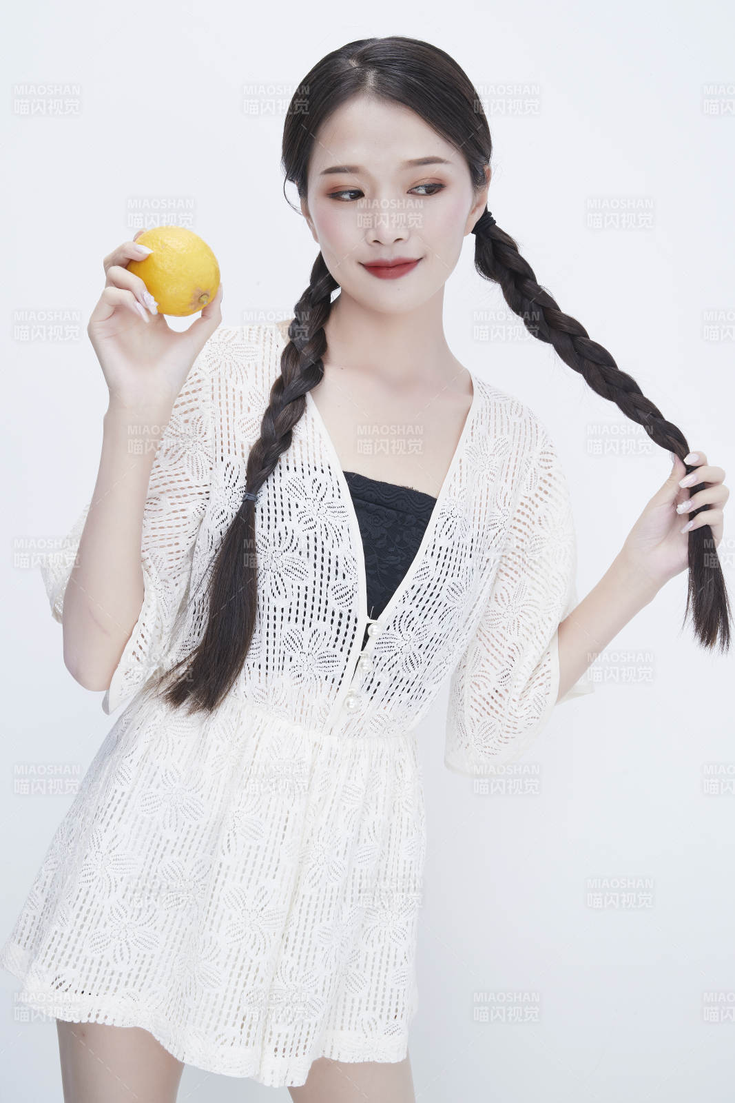 手拿柠檬身穿镂空连衣裙的亚洲可爱少女人像图片