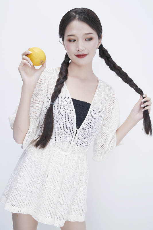 手拿柠檬身穿镂空连衣裙的亚洲可爱少女人像图片